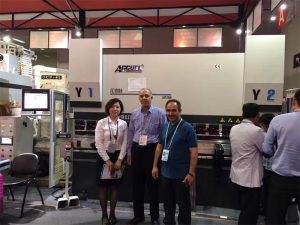 Konsumatorët me pjepër Earl vizitojnë ekspozitën tonë