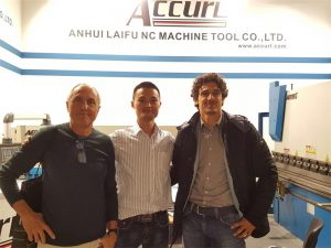 Klientët hungarezë vizitojnë ekspozitën tonë