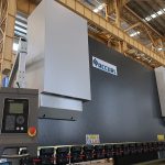 CNC NC automatike elektrike hidraulike horizontale busbar çeliku fletë metalike prerja dhe lakimi makinë shtypi makinë çmimi për shitje