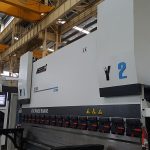 Frenë hidraulike 6-bosht CNC shtyp 200 Ton 3100mm për kthyeshëm CNC XR Z1 bosht Z2